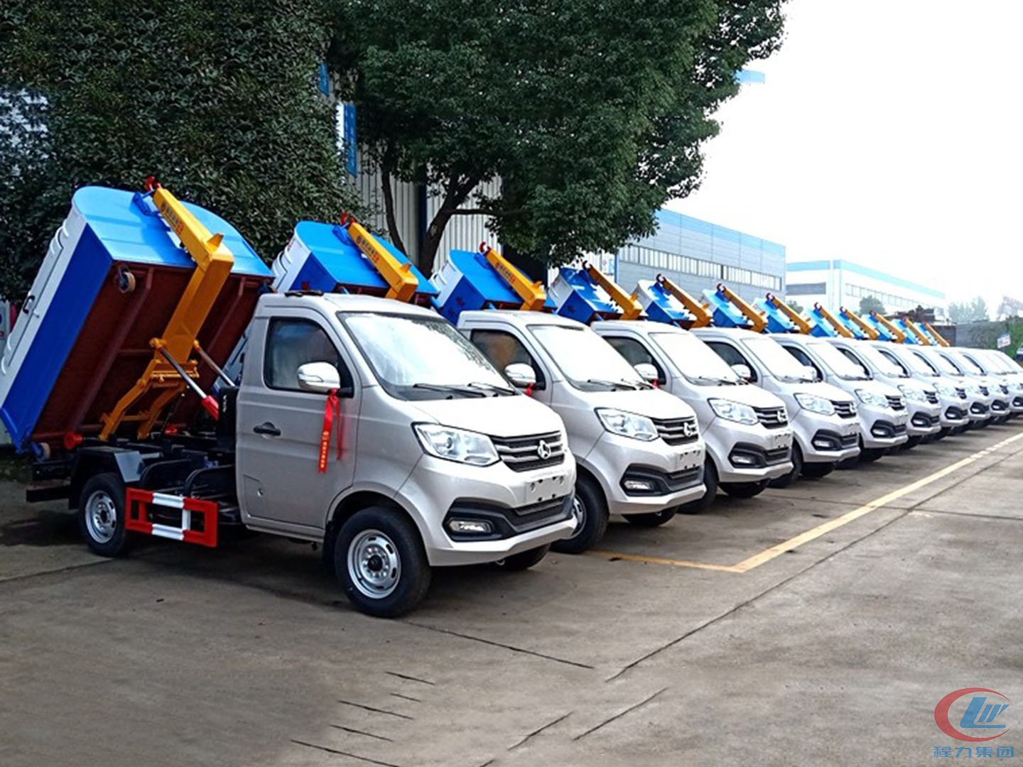 bg大游集团国六勾臂垃圾车批量发车