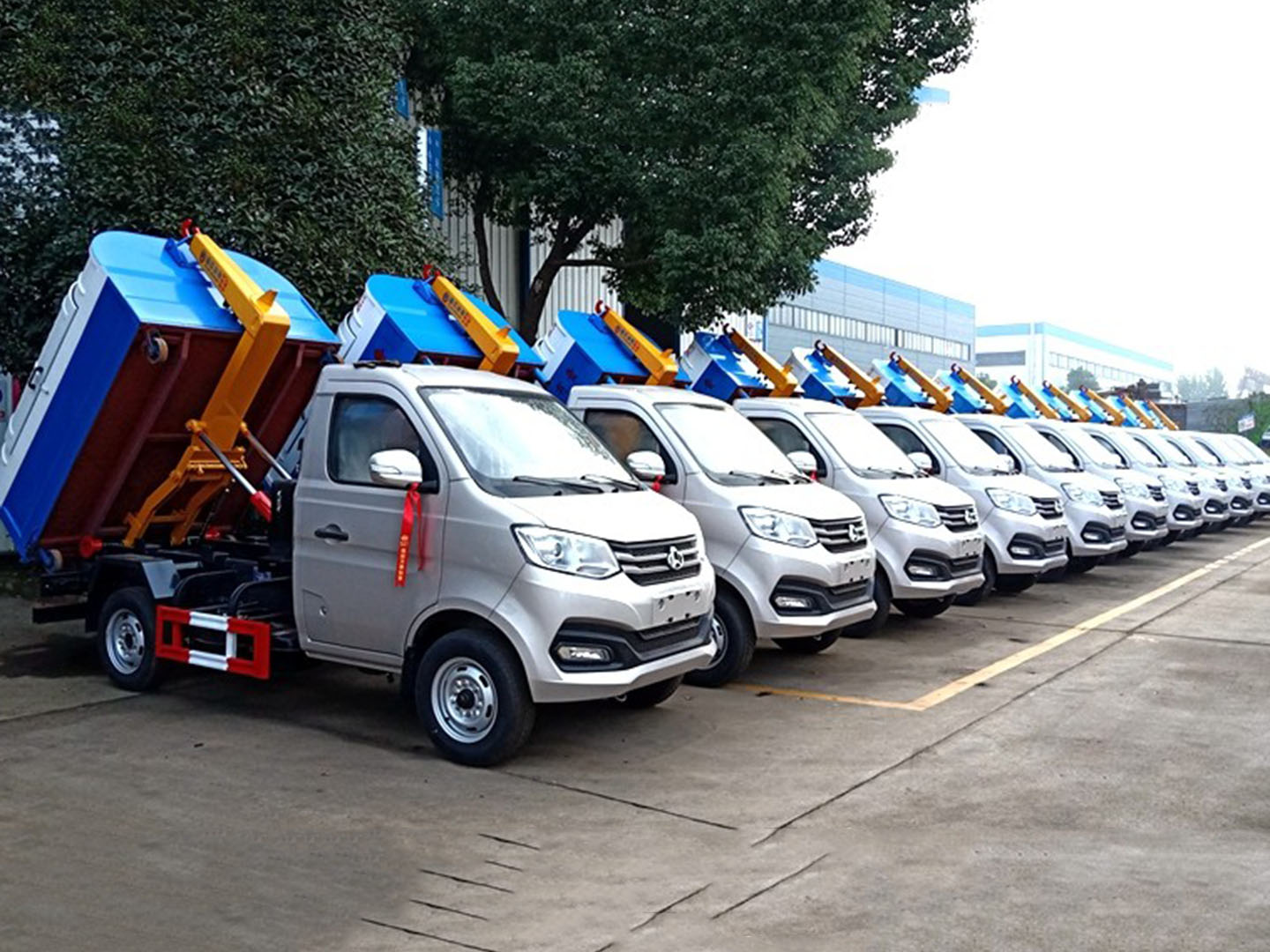 bg大游集团国六长安勾臂垃圾车批量发车