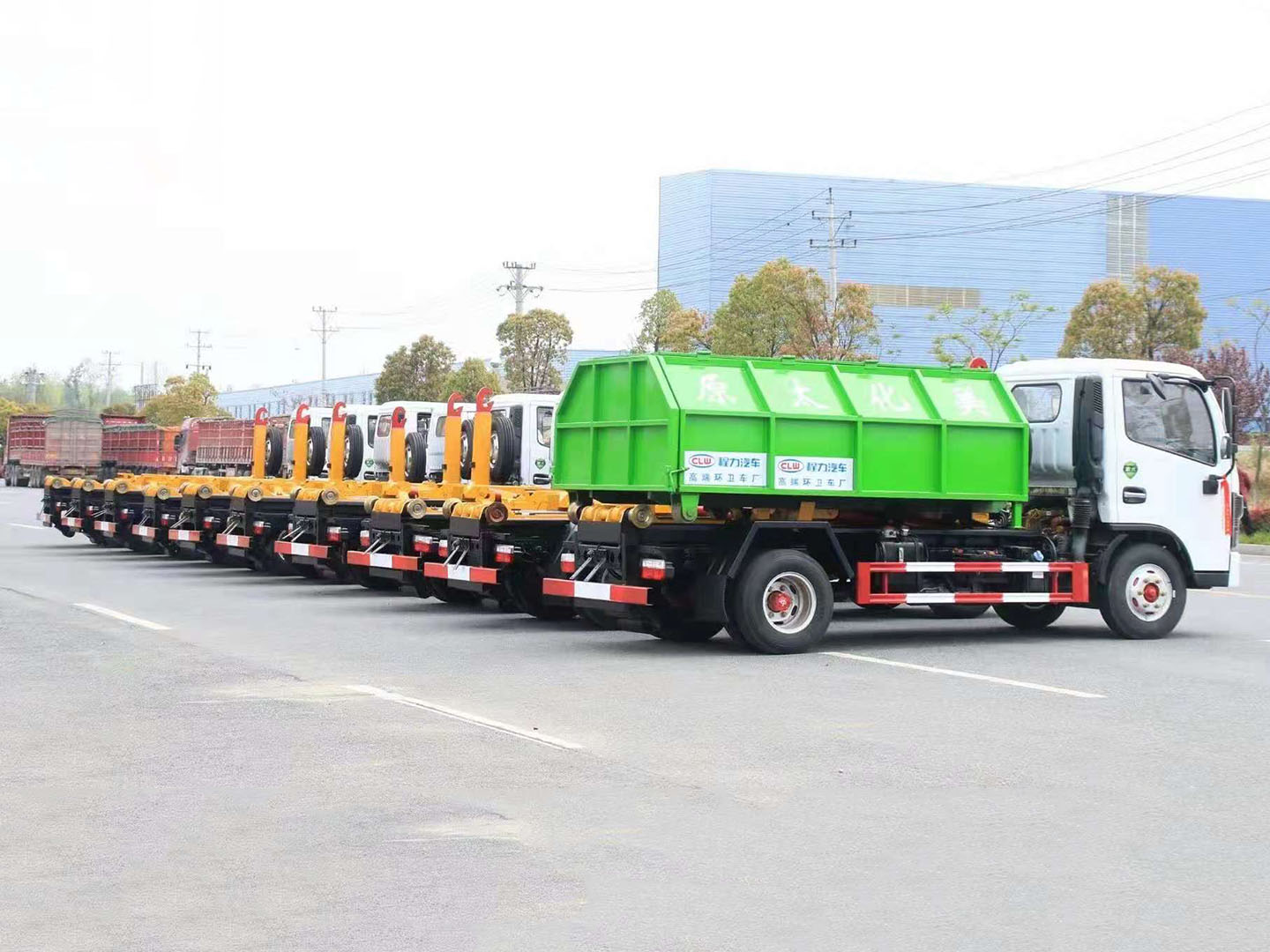 bg大游集团东风多利卡拉臂垃圾车批量发车 