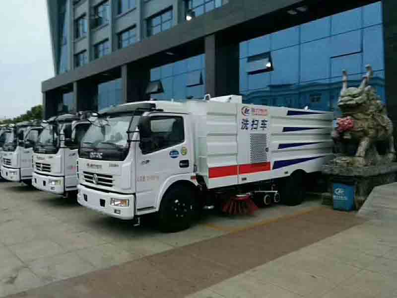 发往广西的洗扫车、人行道路面高压清洗车