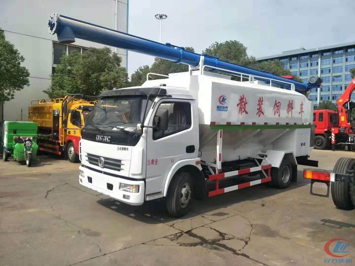 bg大游东风多利卡散装饲料运输车高清图