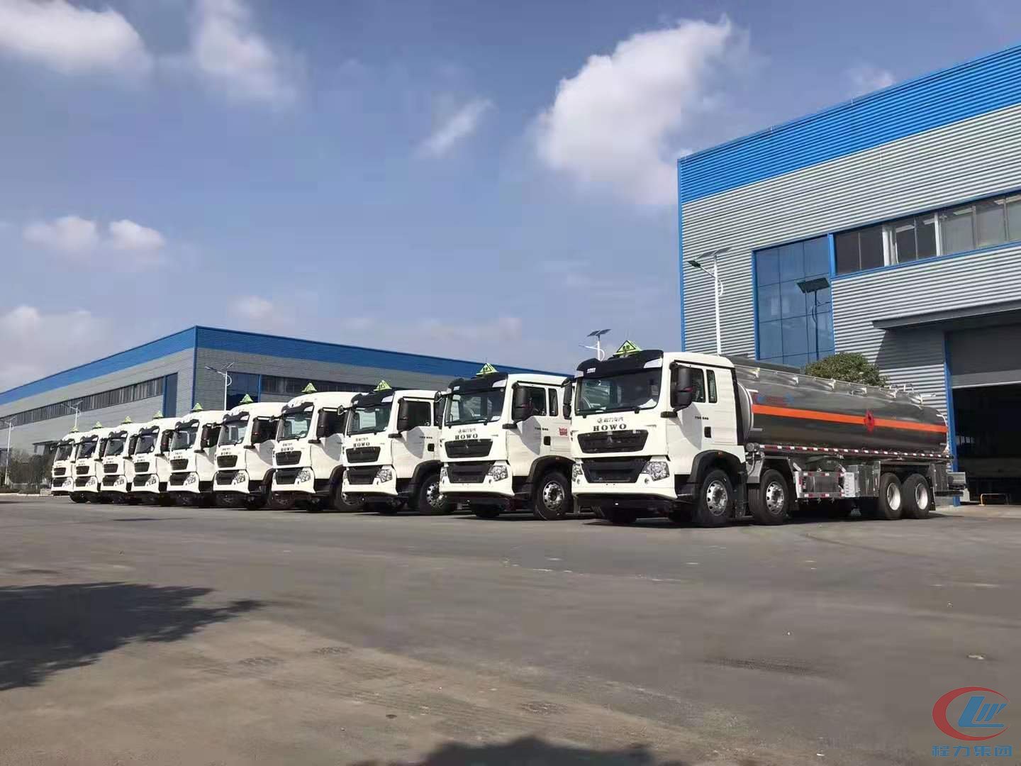 bg大游汽车集团油罐车专业厂前油罐车