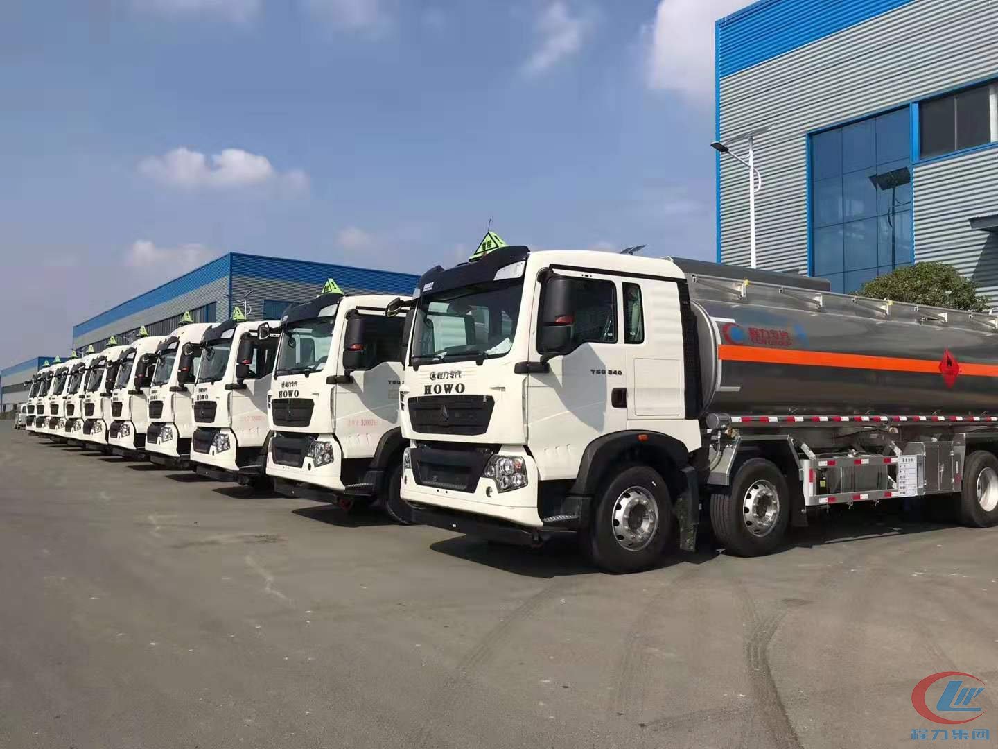 bg大游集团重汽豪沃油罐车发车
